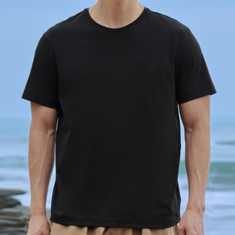 Men's short-sleeved T-shirt.